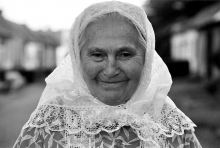 ena v kroji, Jeov, 2003