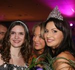 Šťastná Eliška se sestrou a kamarádkou.